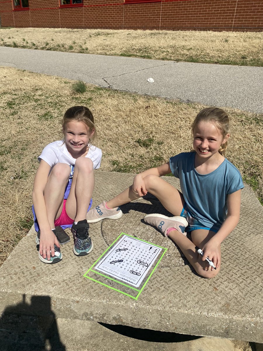 MrsSharpGr3's tweet photo. This beautiful weather calls for some multiplication practice outside! ☀️ https://t.co/p2yZCbJZS4