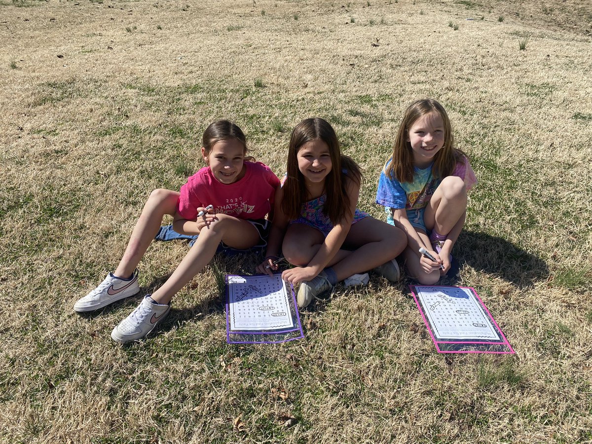 MrsSharpGr3's tweet photo. This beautiful weather calls for some multiplication practice outside! ☀️ https://t.co/p2yZCbJZS4