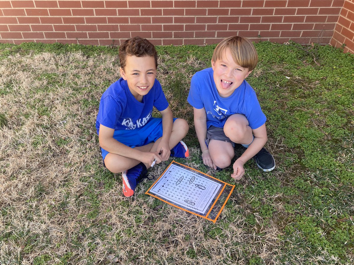 MrsSharpGr3's tweet photo. This beautiful weather calls for some multiplication practice outside! ☀️ https://t.co/p2yZCbJZS4