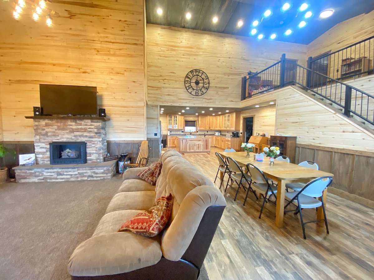 Enjoy quiet country living in Southern Iowa with this rustic two-story "shouse" on more than 14 acres. 
The beautiful home features 3,639 sq. ft., an open floor plan, large master suite and attached garage. 
southerniowarealestate.com/search/ia/acre…