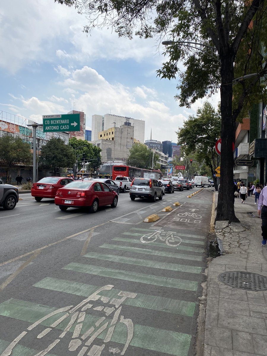 DRJMANUEL's tweet photo. Cierre de insurgentes a la altura del monumento a la revolución por presencia de manifestantes. El metrobús está bajando a la gente en esta altura. Cuidado! https://t.co/0Jyx2stcrG