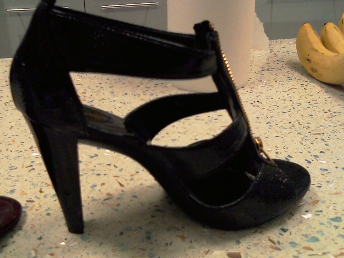 ShoeTreatment's tweet photo. Last night while patrolling on 5th floor, I gathered shoes from under various desks and put them on a table. So many high heel shoes of working women. They got me excited. I licked all of them clean for the ladies to wear next day! :-)
#womenshoes #footfetish #shoefetish #office https://t.co/IjFoP7JAfQ