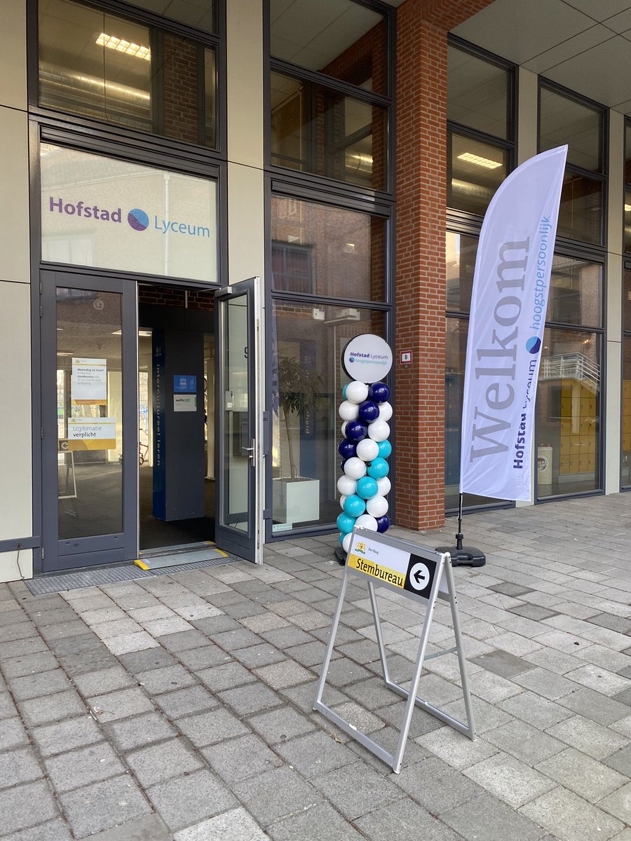 Jongeren betrekken bij de verkiezingen? Op <a href="/HofstadLyceum/">Hofstad Lyceum</a> gaat dat heel eenvoudig. Een klaslokaal wordt voor een dag stemlokaal en gesprek over stemmen en stemrecht met leerlingen ontstaat ‘vanzelf’. Trots op de school - doen we ook ‘gewoon’ <a href="/LucasOnderwijs/">Lucas Onderwijs</a>