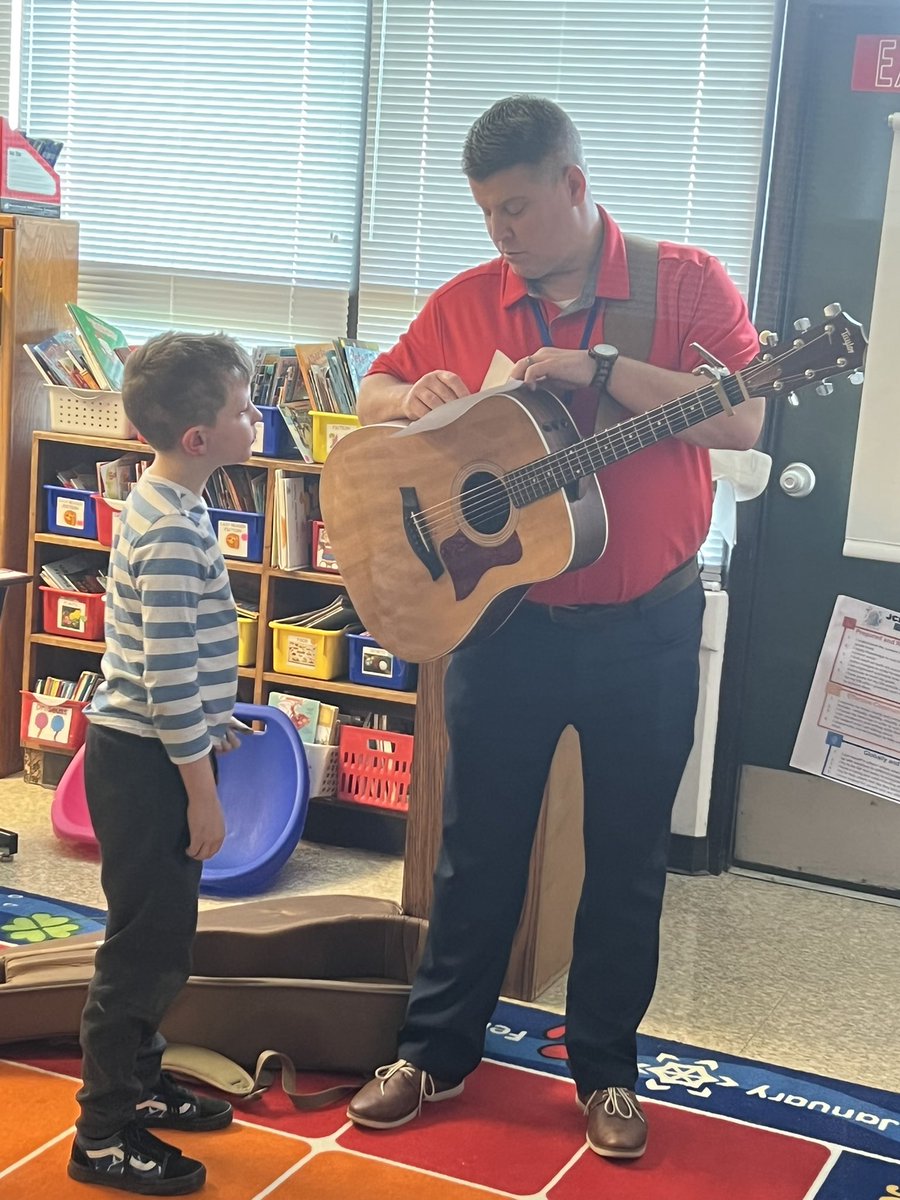 Smiles, laughter, dancing, and most of all LEARNING…AP Sharfe is teaching 2nd graders the connection between music and poetry!💚🐊🎶 @JamieraJohnson <a href="/KentuckyHarp/">Kentucky Harp</a> <a href="/JeoffL/">Jeoff Lynch</a>
