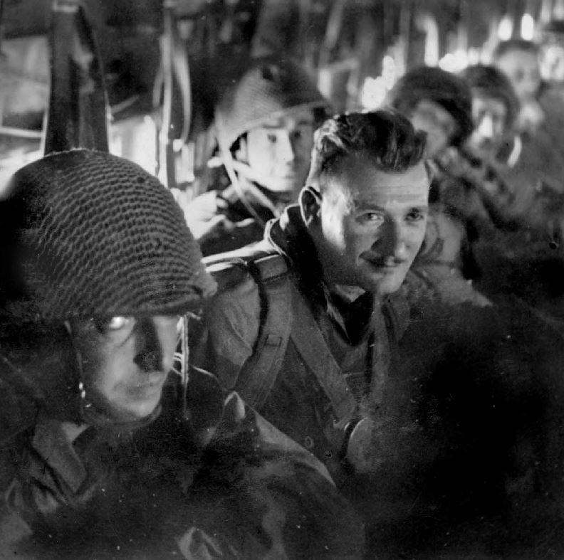 claireparisjazz's tweet photo. 📣🇫🇷📣
16 mars 1954, le 6e Bataillon de Parachutistes Coloniaux de #Bigeard est largué sur Diên Biên Phu #6eBPC 
👉 https://t.co/ePdoxgTTya #JeanPaxMéfret @JeanPaxM @bmice_prod #DiênBiênPhu 
"Dans l'avion, des parachutistes avant leur saut sur Diên Biên Phu" ©photo @ecpa_d https://t.co/PyDr13fKL8