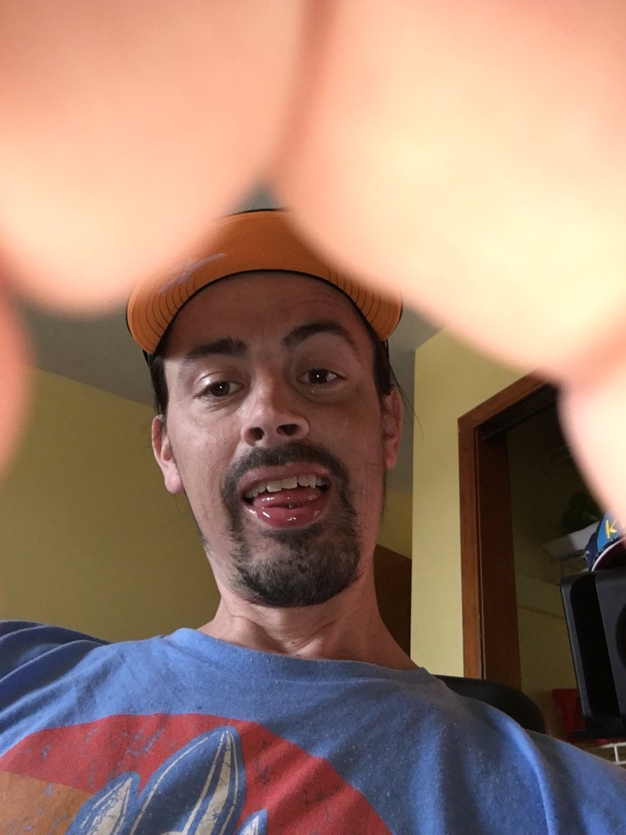 daralect's tweet photo. #fingerbutt , was watching a show and learned this camera selfie trick. Hehe https://t.co/LVBIwfhRV5