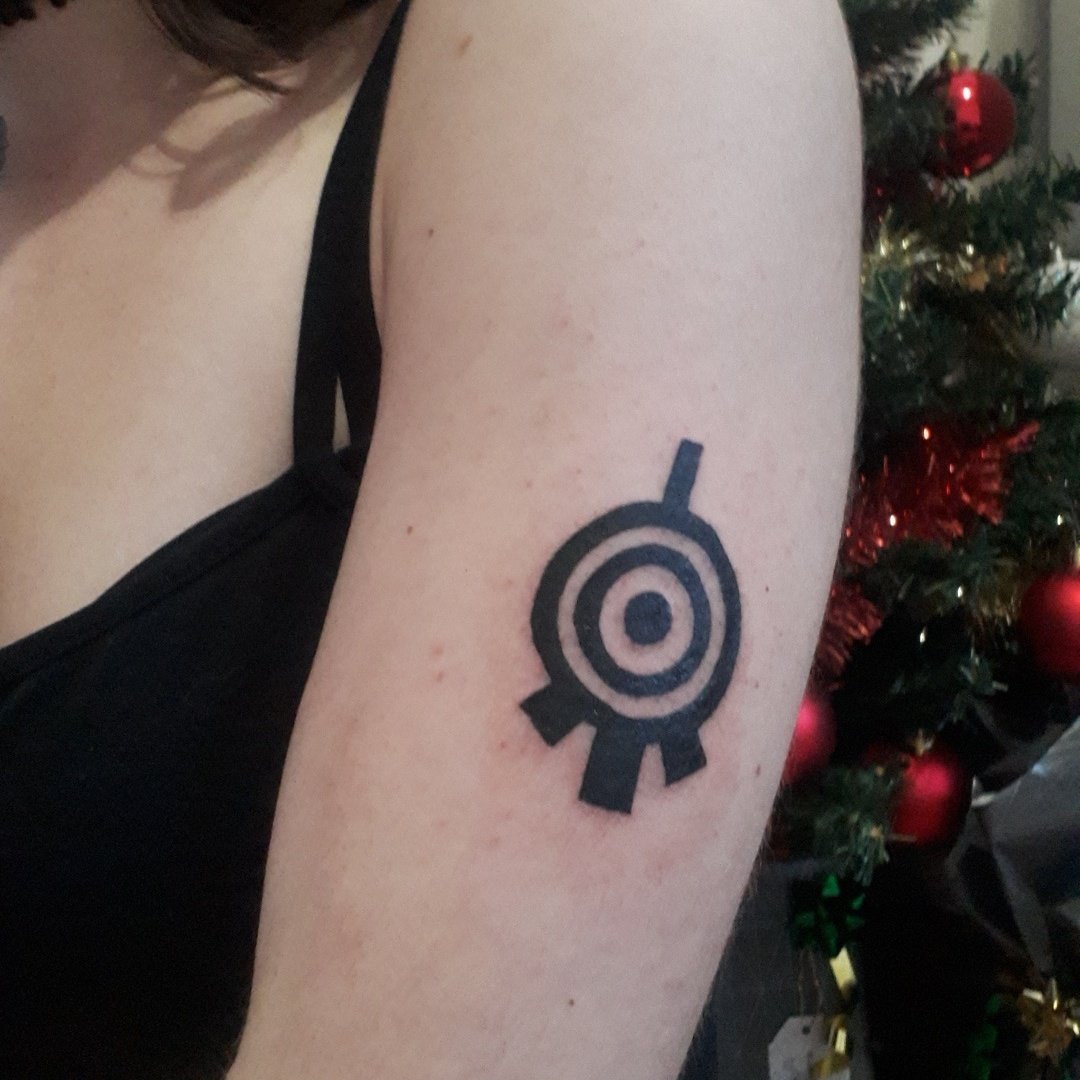 juzos_crow's tweet photo. Code Lyoko en TT donc il est temps de rappeler à ma TL à quel point j'aime mon tatouage https://t.co/wVTeJBjvN5
