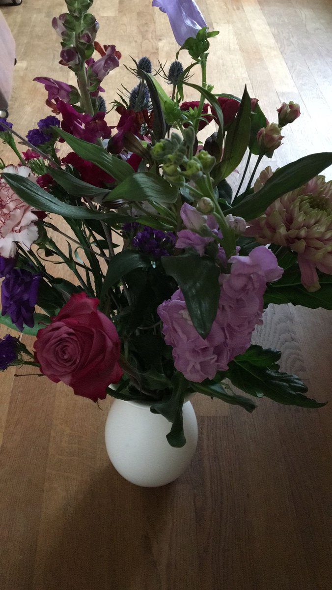 DancingSannie's tweet photo. Vandaag een prachtige bos bloemen gekregen van mijn werkgever #Webmastery ☺️ #Dagvandethuiswerker https://t.co/eIa1zy6BMh