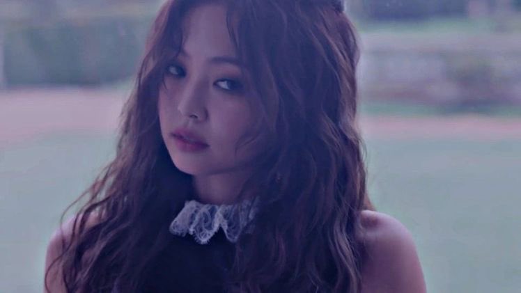 BPINKLATINO's tweet photo. ¡SOLO de #JENNIE ha superado 800M de views en YouTube! 

Ahora es el primer video de una solista femenina de K-Pop en superar esta marca y se une a @BLACKPINK como las únicas artistas femenina en tener un video con esa cantidad. 

JENNIE SOLO 800M
#SOLO800MonYT https://t.co/jzfpkEcvt9