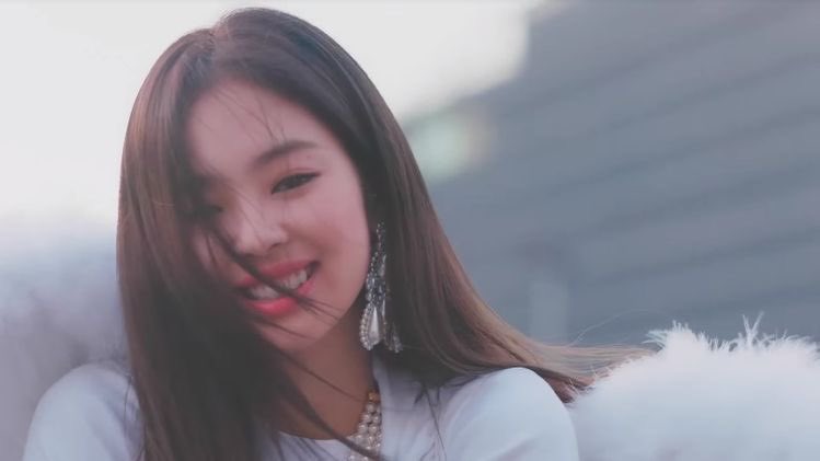 BPINKLATINO's tweet photo. ¡SOLO de #JENNIE ha superado 800M de views en YouTube! 

Ahora es el primer video de una solista femenina de K-Pop en superar esta marca y se une a @BLACKPINK como las únicas artistas femenina en tener un video con esa cantidad. 

JENNIE SOLO 800M
#SOLO800MonYT https://t.co/jzfpkEcvt9