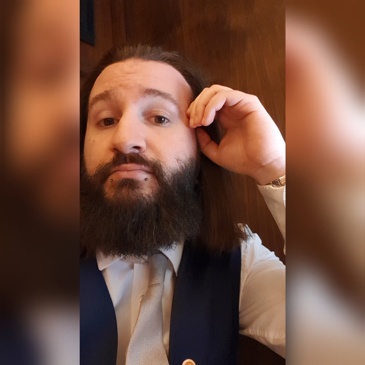 PIRITE_'s tweet photo. Even the tie knot isn't straight.... ๐๐คท๐ปโโ๏ธ๐ฅต
.
.
.
#beardedpiercedgay #gayguyswithbeards #gayuk #gayitaly #fakeittillyoumakeit #atwork #dappermen #alternativemen #piercedface #longhairedmen #tiedup https://t.co/Htbll25eNC