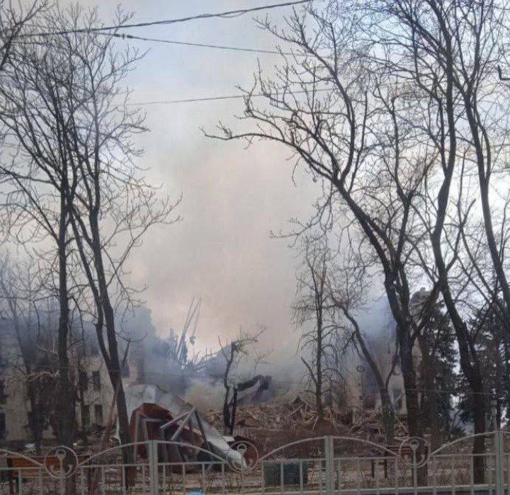 Send Putin to Haag Tribunal immediately! 

This was Mariupol‘s Drama Theatre - a shelter for almost 2000 civilians, mostly women and children. Their destiny is uncertain now. All information about casualties is being researched at the moment.

#Ukraine #UkraineUnderAttack