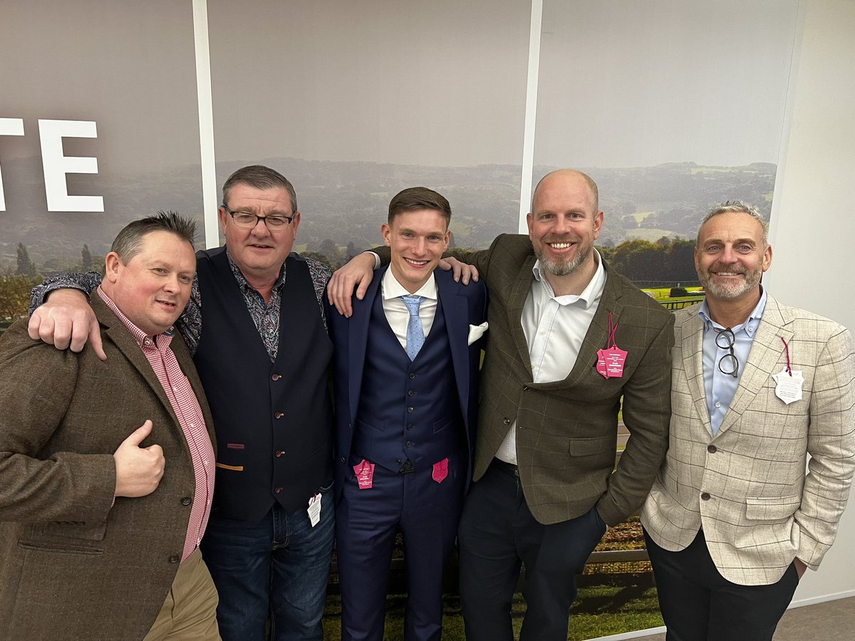 Burgeeez's tweet photo. Bumped into TGH at Chelts today, what a top bloke. #wbafc https://t.co/kDO81XuZ2m