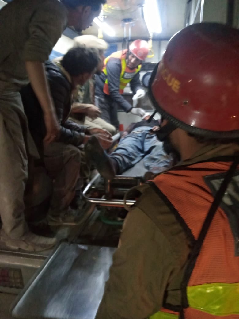 EOSkardu's tweet photo. Rescue Roundu transporting the victim of earth quake to CD Thowar while providing advance care. https://t.co/qFprOpEwoD