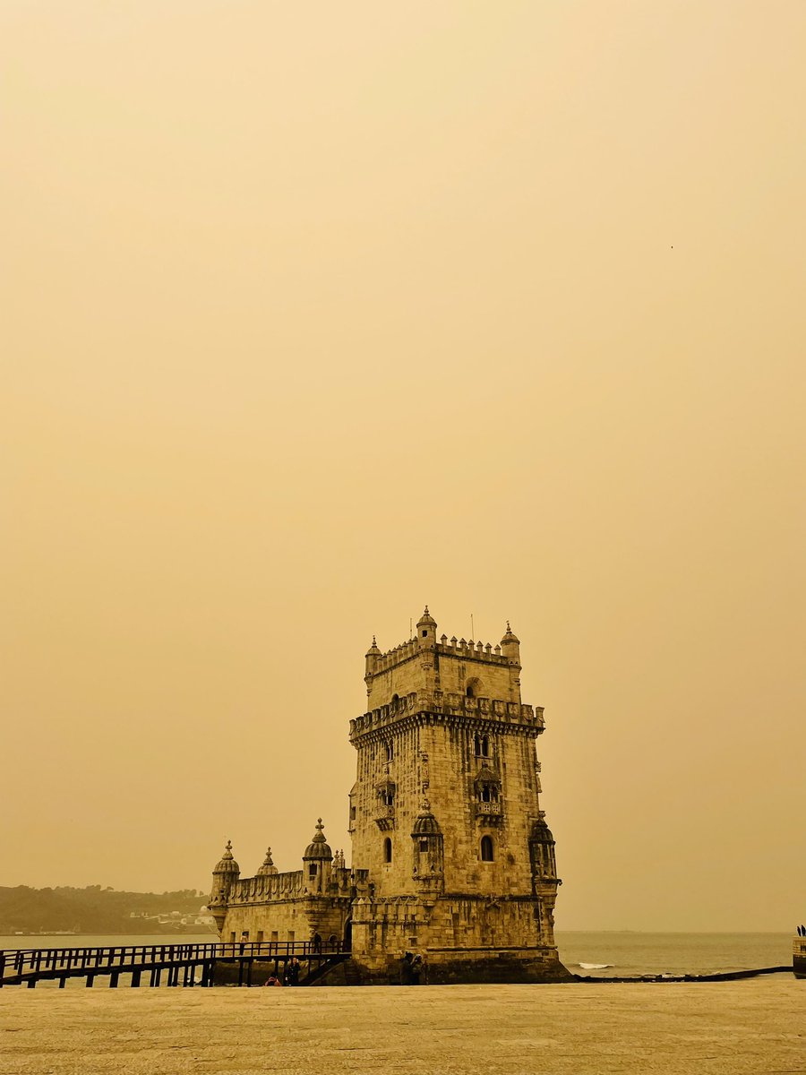 globetwitteuse's tweet photo. J4/ Belem… dans le nuage de sable… La Torre de Belem et le mosteiro dos jeronimos. #Lisbonne 🇵🇹 https://t.co/FqGQb3EubK