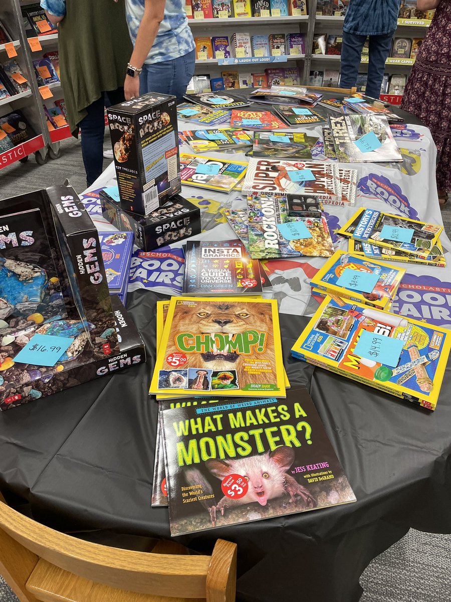 SparrowRoadInt1's tweet photo. The Book Fair is here!  Teachers are previewing now and students get to preview tomorrow and Friday.  More information comes home tomorrow! #bebraveSRI #bookfair @cpschoolsva https://t.co/vT50qPbBFx