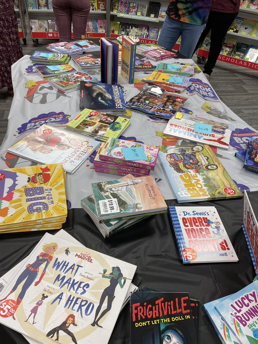 SparrowRoadInt1's tweet photo. The Book Fair is here!  Teachers are previewing now and students get to preview tomorrow and Friday.  More information comes home tomorrow! #bebraveSRI #bookfair @cpschoolsva https://t.co/vT50qPbBFx