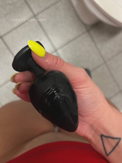 An anally obsessed fan sent me this in the mail 😮&zwj;💨😈 My biggest buttplug ever and Im in for a good stretch✨<a href="/tag/booty"class="tags"><span>#booty</span></a><a href="/tag/neon"class="tags"><span>#neon</span></a><a href="/tag/titties"class="tags"><span>#titties</span></a><a href="/tag/sundayfunday"class="tags"><span>#sundayfunday</span></a><a href="/tag/topless"class="tags"><span>#topless</span></a><a href="/tag/tanning"class="tags"><span>#tanning</span></a>