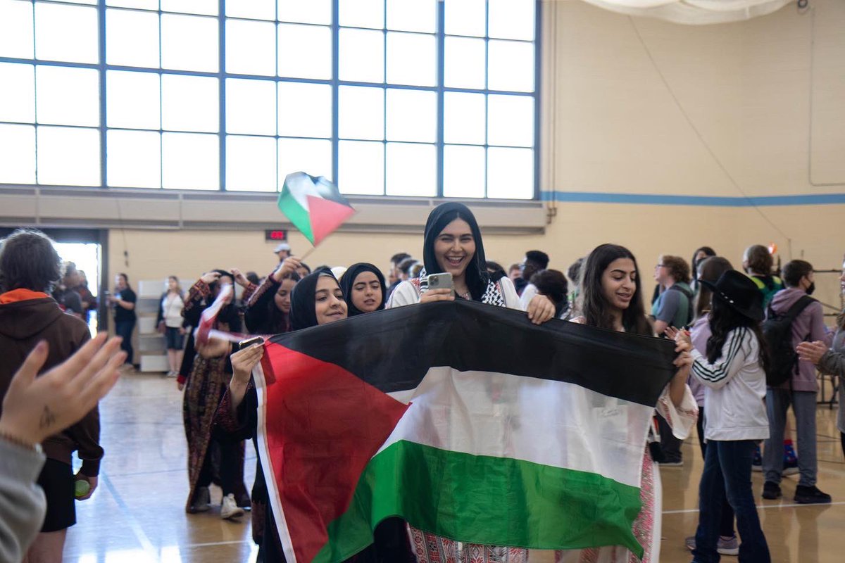 HilliardSchools's tweet photo. Today was Multicultural day at Hilliard Darby, where Students celebrated cultures' food, music, fashion, dance, and so much more as over 200 students represented 33 countries! https://t.co/FIbIHOSSD3