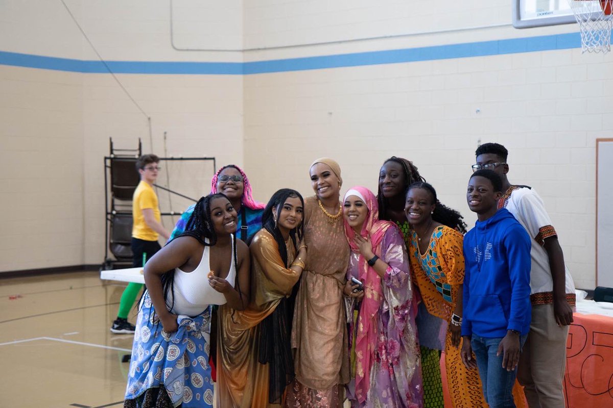 HilliardSchools's tweet photo. Today was Multicultural day at Hilliard Darby, where Students celebrated cultures' food, music, fashion, dance, and so much more as over 200 students represented 33 countries! https://t.co/FIbIHOSSD3