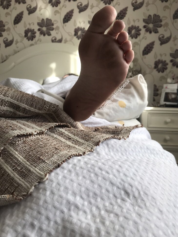 mtwinklestoesx's tweet photo. Feeling poorly already in bed. Which loser is going to make bed rest more bearable by topping up my account. 
#cashpig #findom #humanatm #feetandsoles #feet_worship #feetfetish https://t.co/BpBwQzHIyH