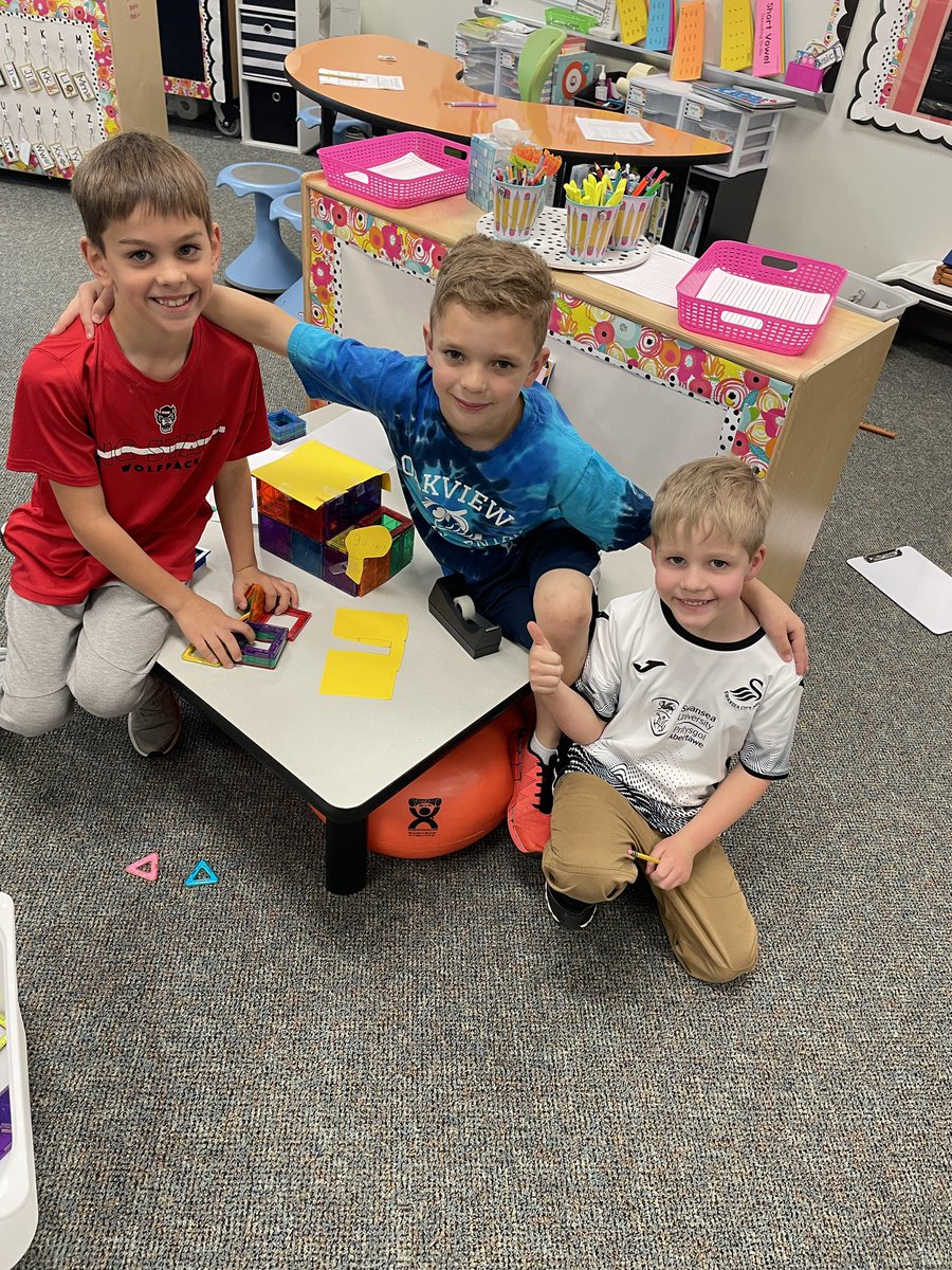 first_teach's tweet photo. These Firsties are building traps and looking for leprechauns! 🍀👀🍀 @OakviewElem https://t.co/kkJGaKoBH2