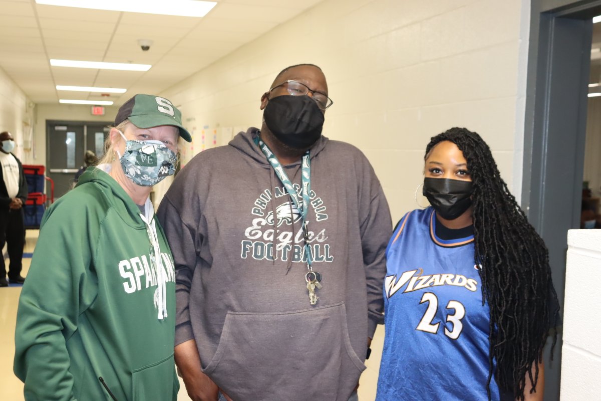 Bluford_STEM's tweet photo. Today is Winning Wednesday! Our @blufordpeeler scholars wore their favorite team's apparel! #TogetherWeCanWin #BPSpiritWeek https://t.co/liE7Kd3FcO