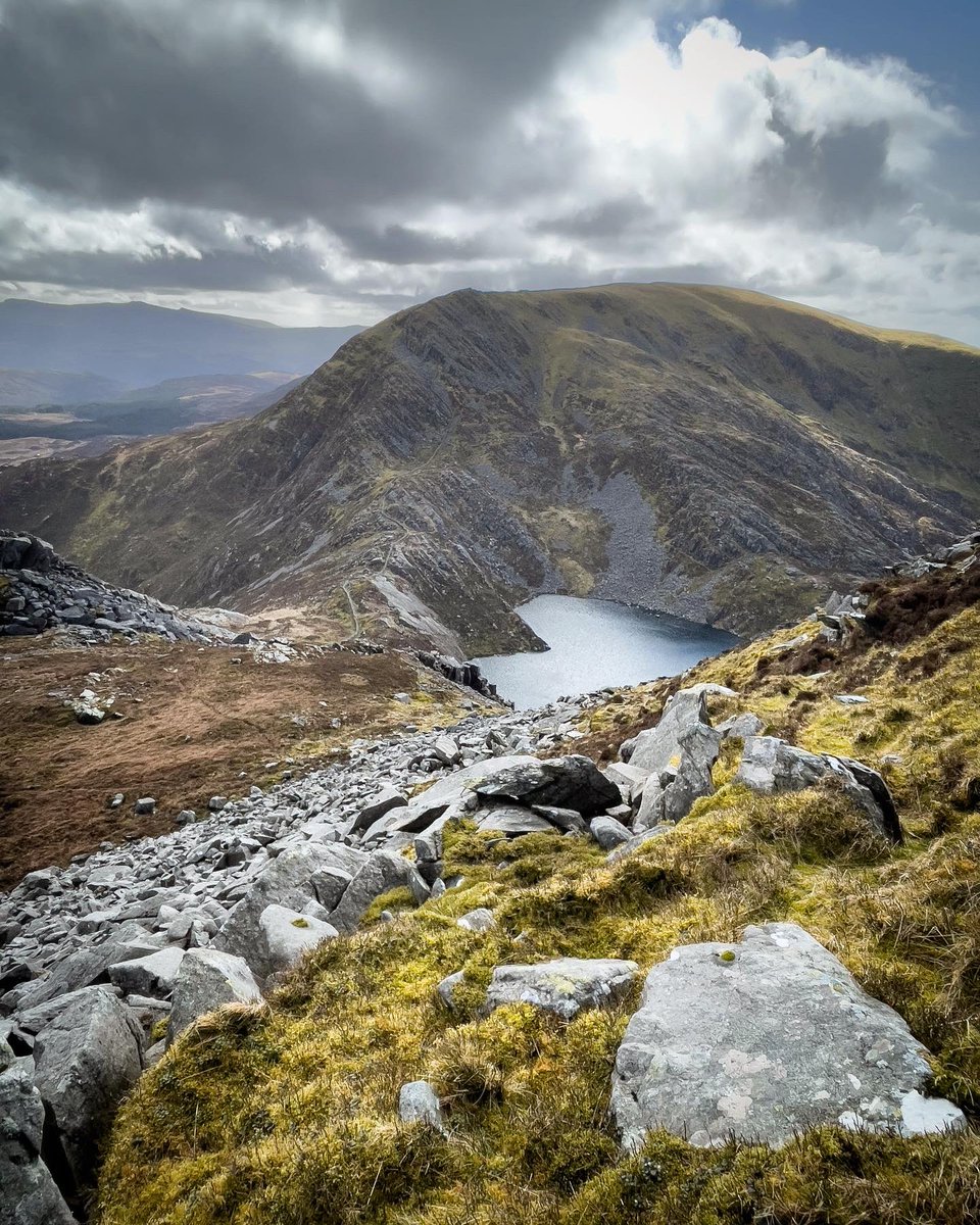 adrianconchie's tweet photo. The view of Y Llethr across Llyn Hywel, from Rhinog Fach. π΄σ §σ ’σ ·σ ¬σ ³σ Ώ #wales #mountains #rhinogs #hiking #adventure #snowdonia #eryri https://t.co/iGlK0lFoKn