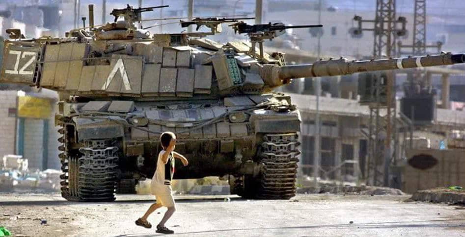 macarenaseijas's tweet photo. Si esta foto fue tomada en Ucrania y el tanque fue ruso, el niño sería llamado "luchador por la libertad"
Pero como se tomó en Palestina y el tanque es israelí, el niño es llamado "terrorista". https://t.co/9RnYY1Z9g1