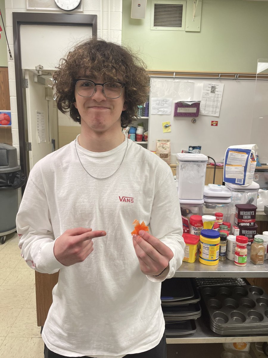 Today we learned how to elevate dishes using garnishes, and made carrot flowers and even a shark! Here’s  a few of 5th period’s creations!🥕🌷🦈