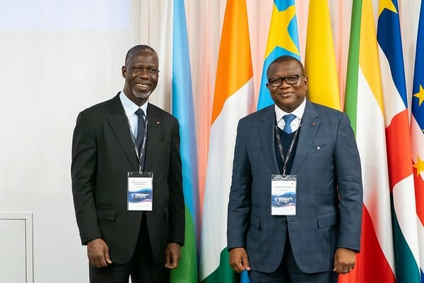 MINCOM_CI's tweet photo. En marge des assises de la 40ème Session Extraordinaire de la Conférence Ministérielle de la Francophonie (CMF), le Ministre Amadou COULIBALY s'est entretenu avec l'Ambassadeur de Côte d'Ivoire en France, M. Maurice Kouakou Bandama.
#OIF
#CMF
#Micomef🇨🇮 https://t.co/LiajM41xZZ