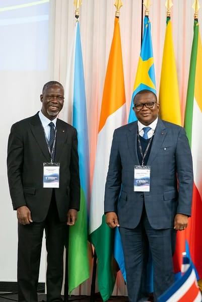 MINCOM_CI's tweet photo. En marge des assises de la 40ème Session Extraordinaire de la Conférence Ministérielle de la Francophonie (CMF), le Ministre Amadou COULIBALY s'est entretenu avec l'Ambassadeur de Côte d'Ivoire en France, M. Maurice Kouakou Bandama.
#OIF
#CMF
#Micomef🇨🇮 https://t.co/LiajM41xZZ