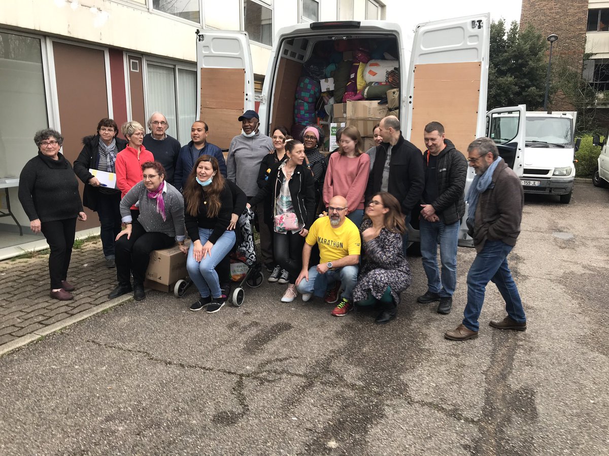 JjCoquelet's tweet photo. Un premier véhicule chargé de produits dont les Ukrainiens ont un cruel besoin est parti de Val de Reuil en direction de la frontière entre l’Ukraine et la Pologne. De nombreux dons et de courageux bénévoles réunis autour de Vivre Ensemble. Bravo à eux. https://t.co/DirgNT9X5h
