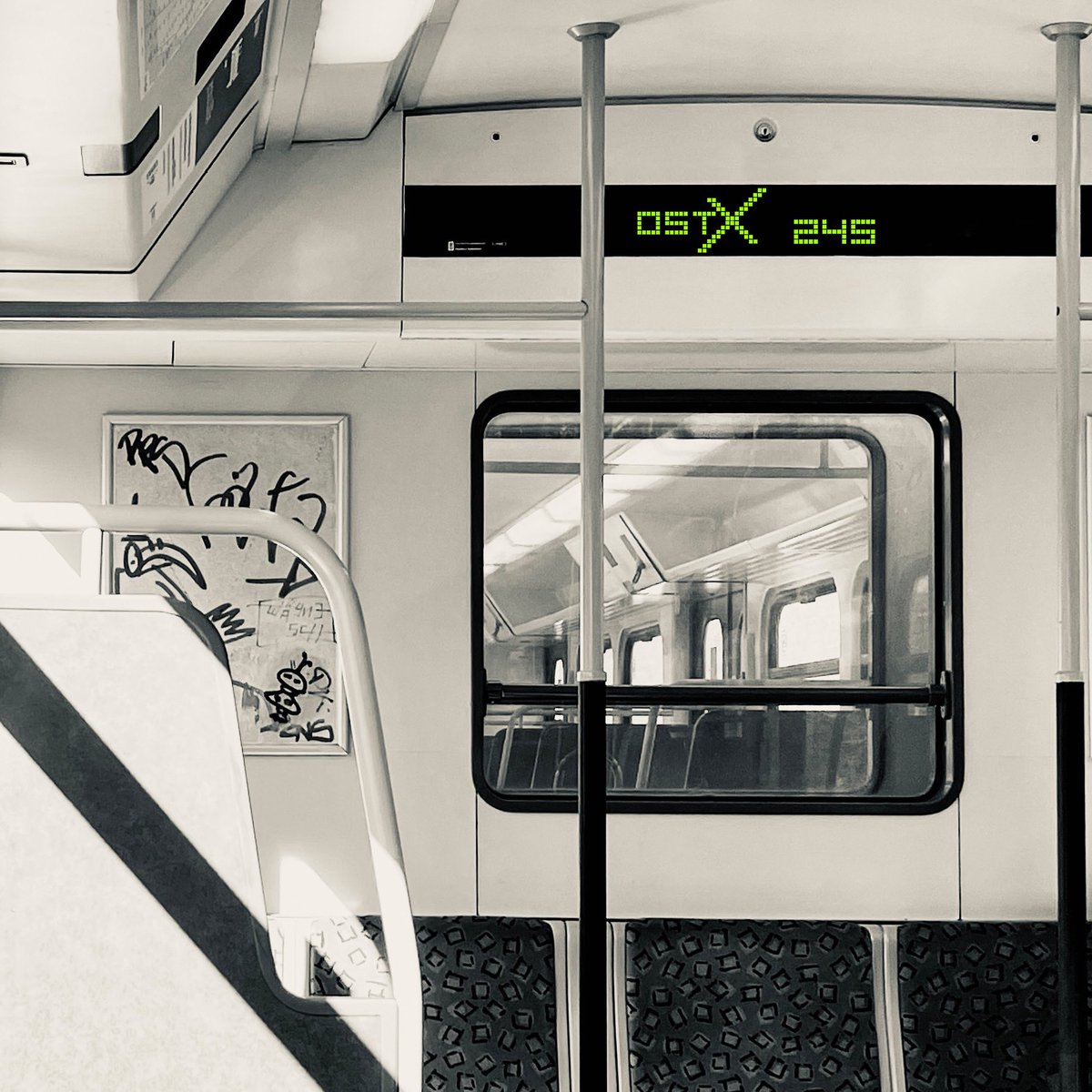 Meine erste Single „245“ von der gleichnamigen EP erscheint am 01.04. auf allen Streaming-Portalen. 
Liebe. 

#ostx #spätirecords #berlin #ostkreuz