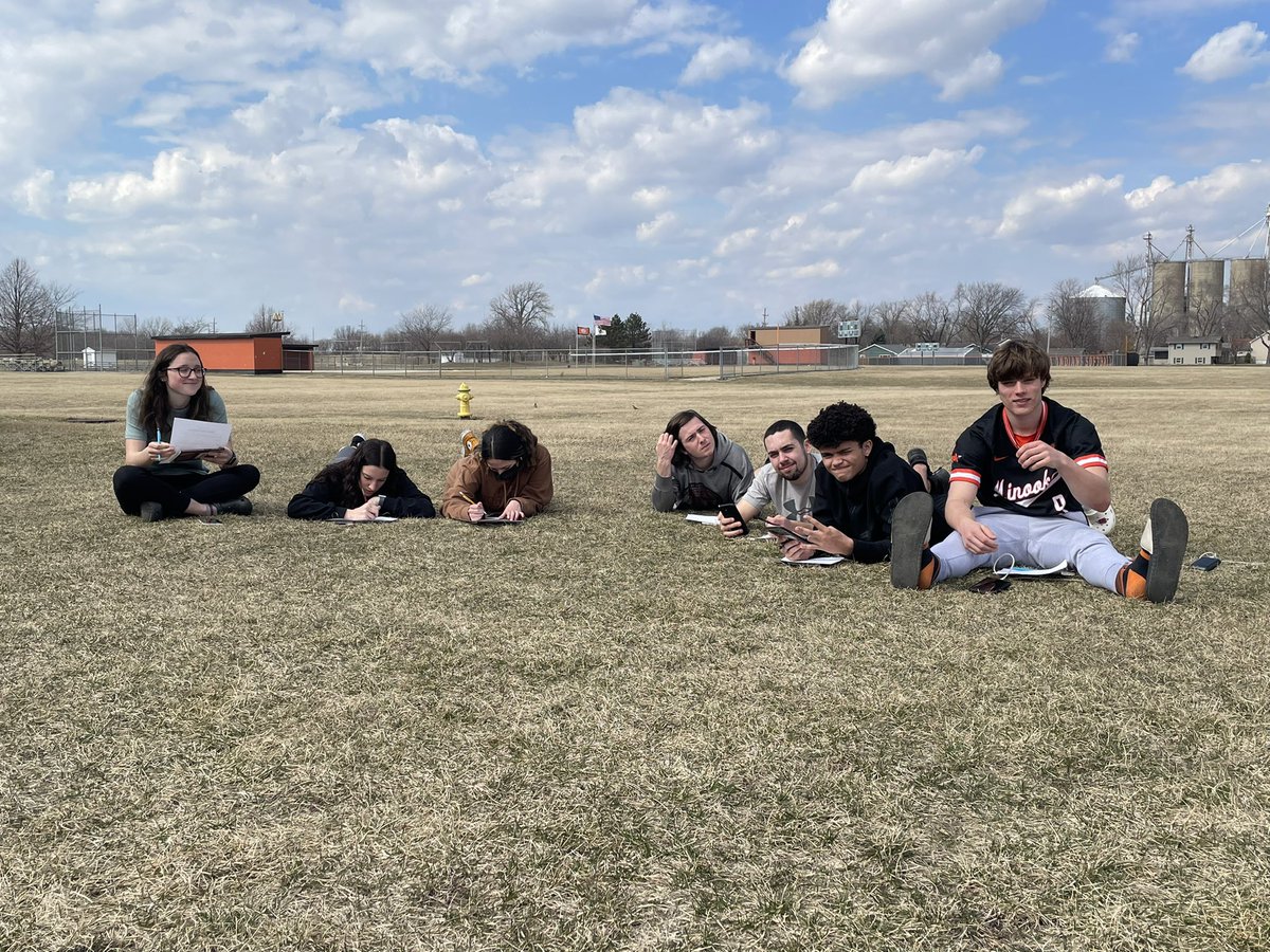 SenoraKeppner's tweet photo. 4A Spanish 5 taking advantage of the beautiful weather and working outside today! https://t.co/D9eZHqIp27