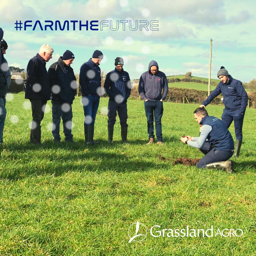 ♻️Improving soil health can help offset chemical fertiliser application need.
🔎Sean McMahon discussing soil health and root structure with a group.
❓Want to arrange a meeting for your farm discussion group?
📧 Drop us an e-mail; soil.health@grassland.ie
 #SoilHealth
