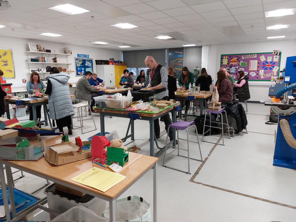 stephodonnellDT's tweet photo. A busy twilight @DT_HeathSchool D&amp;T #primaryCPD tonight! Focus on progression in structures and using tools safely. @TheHeathSchool Thanks for hosting and funding this event for primary colleagues to develop their skills. Look out for the next one! #Halton https://t.co/5IfIMxiQ9h