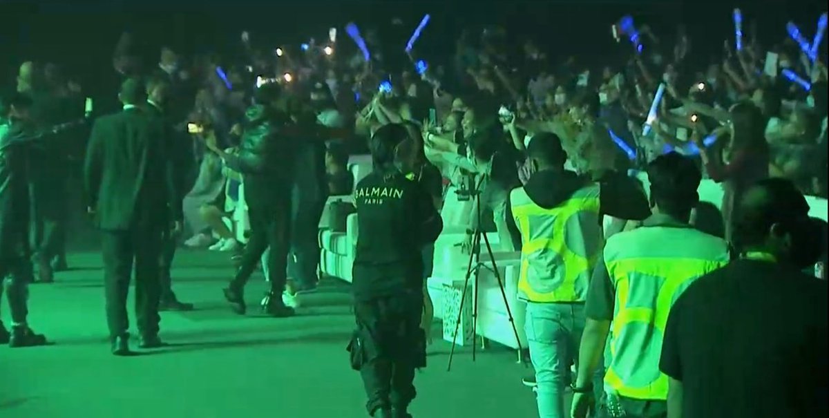 pahawtdogs's tweet photo. Have you noticed how this man bow down and say thank you to everyone infront of him? He's the sweetest! 🥺💜

We love you, Pinunong Pablo! 😍

DubaiExpo withSB19 
#SB19inDubaiExpo2020 
@SB19Official #SB19
#SB19_PABLO @imszmc https://t.co/c2eU53FWfK