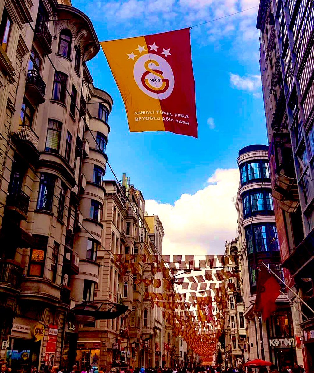webaslan's tweet photo. Asmalı, Tünel, Pera...
Beyoğlu Aşık Sana… https://t.co/VoiLYxsrdP