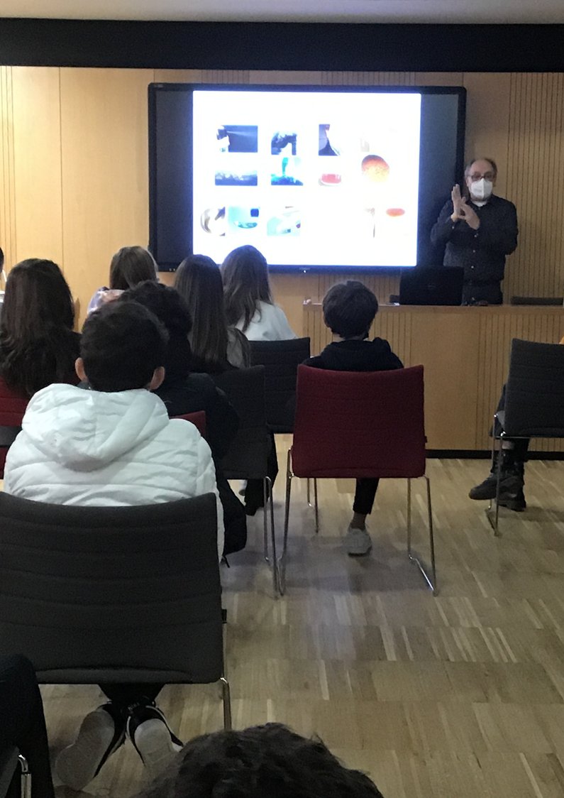 Rodrigo_ICV's tweet photo. Gran experiencia la charla sobre #coloides que di el lunes en el @CEArturoSoria 
Lo pasé estupendamente y los chicos también. Lo mejor, las preguntas: - Vas a volver a darnos otra charla? 😜✌️GRACIAS CHICOS!!!!👏👏
@materlandfct, @DLGMA_CSIC @SOCIEMAT https://t.co/5fCXAWnxev