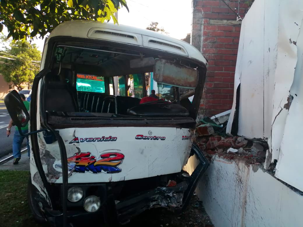 LaCapitalNews's tweet image. #MafiaDelTransporte | Los salvadoreños viajaban expuestos a resultar heridos y hasta perder la vida, en manos de conductores bajo los efectos las drogas o del alcohol, un pésimo servicio hacia los ciudadanos.