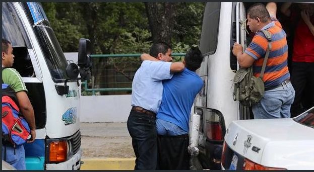 LaCapitalNews's tweet image. #MafiaDelTransporte | Los salvadoreños viajaban expuestos a resultar heridos y hasta perder la vida, en manos de conductores bajo los efectos las drogas o del alcohol, un pésimo servicio hacia los ciudadanos.