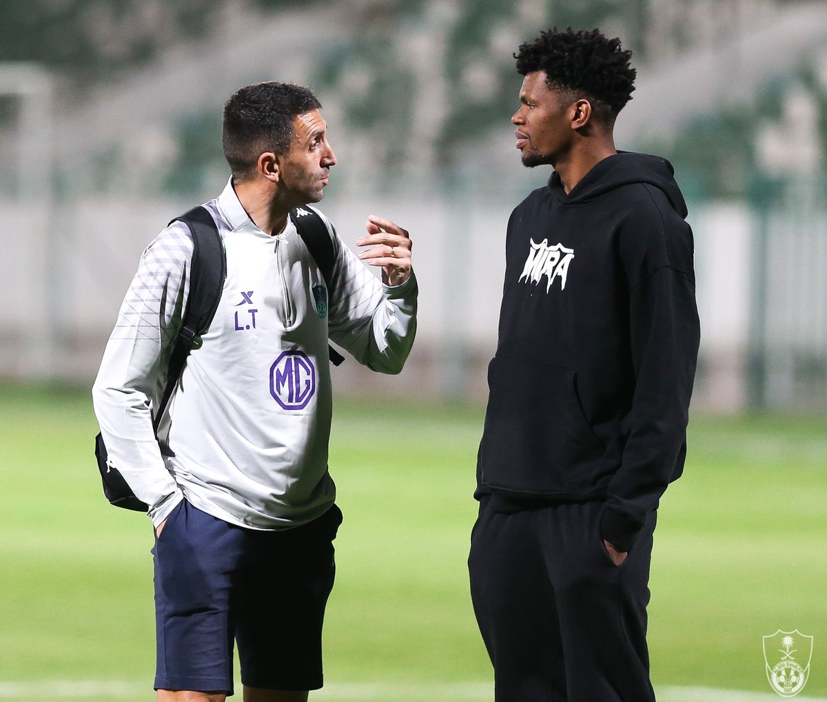 KORASKY1's tweet photo. 📸 نائب رئيس النادي #الأهلي الأستاذ محمد الديني يقيم مأدبة عشاء للاعبين وجميع الأجهزة العاملة بعد نهاية التدريبات مساء اليوم. https://t.co/Pnz6cDZKcY