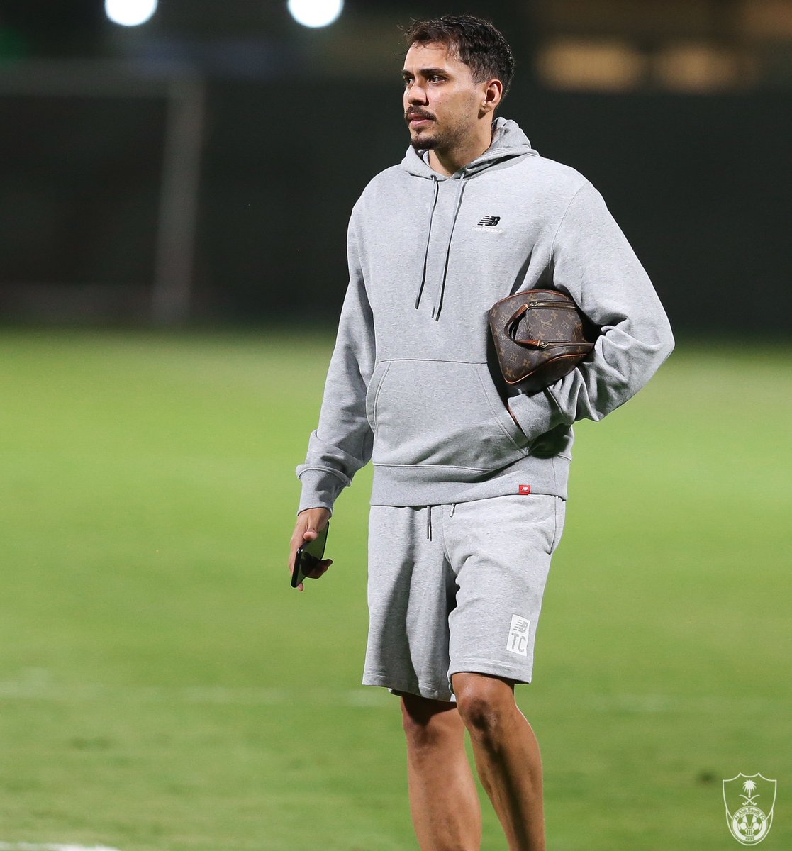 KORASKY1's tweet photo. 📸 نائب رئيس النادي #الأهلي الأستاذ محمد الديني يقيم مأدبة عشاء للاعبين وجميع الأجهزة العاملة بعد نهاية التدريبات مساء اليوم. https://t.co/Pnz6cDZKcY
