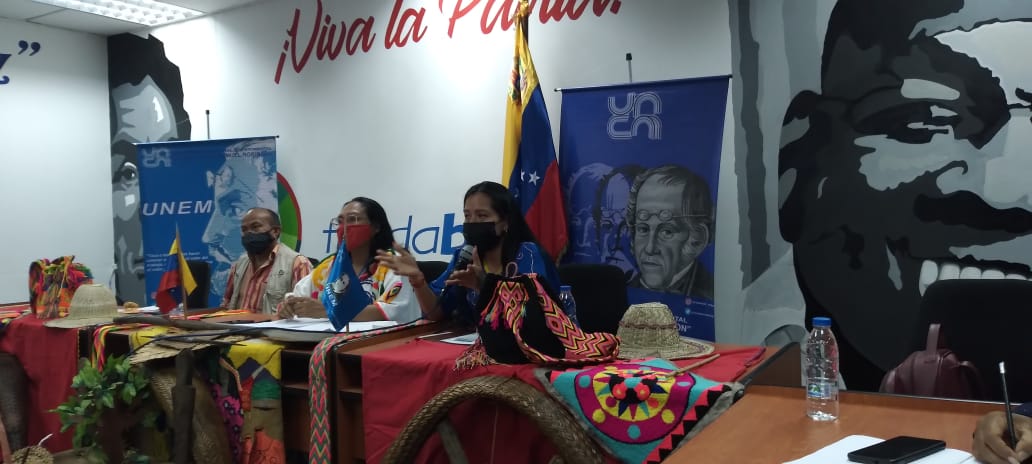 #16Marzo Desde el @MPPEDUCACION Salón Aristóbulo Isturiz, se realizó Seminario Latinoaméricano de Educación Propia de los Pueblos Indígenas. Invitada como ponente Directora del <a href="/dgei_mppe/">Dirección General Educación Intercultural MPPE.</a> con participación de la Dra Maribel Ypuana  y Dr.Armando Rojas, Vicerrector  <a href="/SomosUnem/">SOMOS UNEM</a> 💪