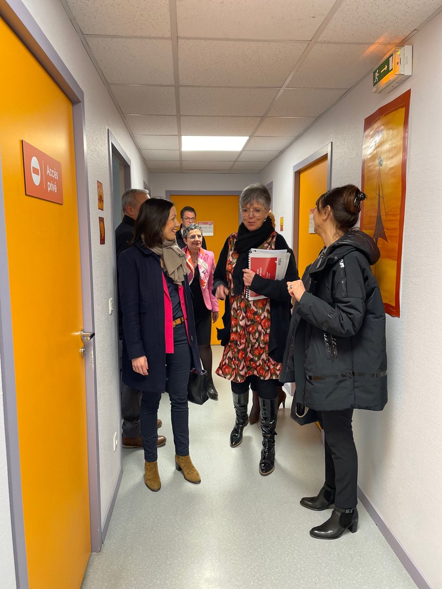 MPCHESNEAU's tweet photo. Visite à la Maison Départementale des Solidarités (MDS) du Choletais: la Présidente  Florence Dabin et les élus Départementaux à l'écoute des #professionnels : interconnaissance, échanges pour comprendre les missions et les enjeux de ce territoires #Prévention @Maine_et_Loire https://t.co/gwzb137WMH