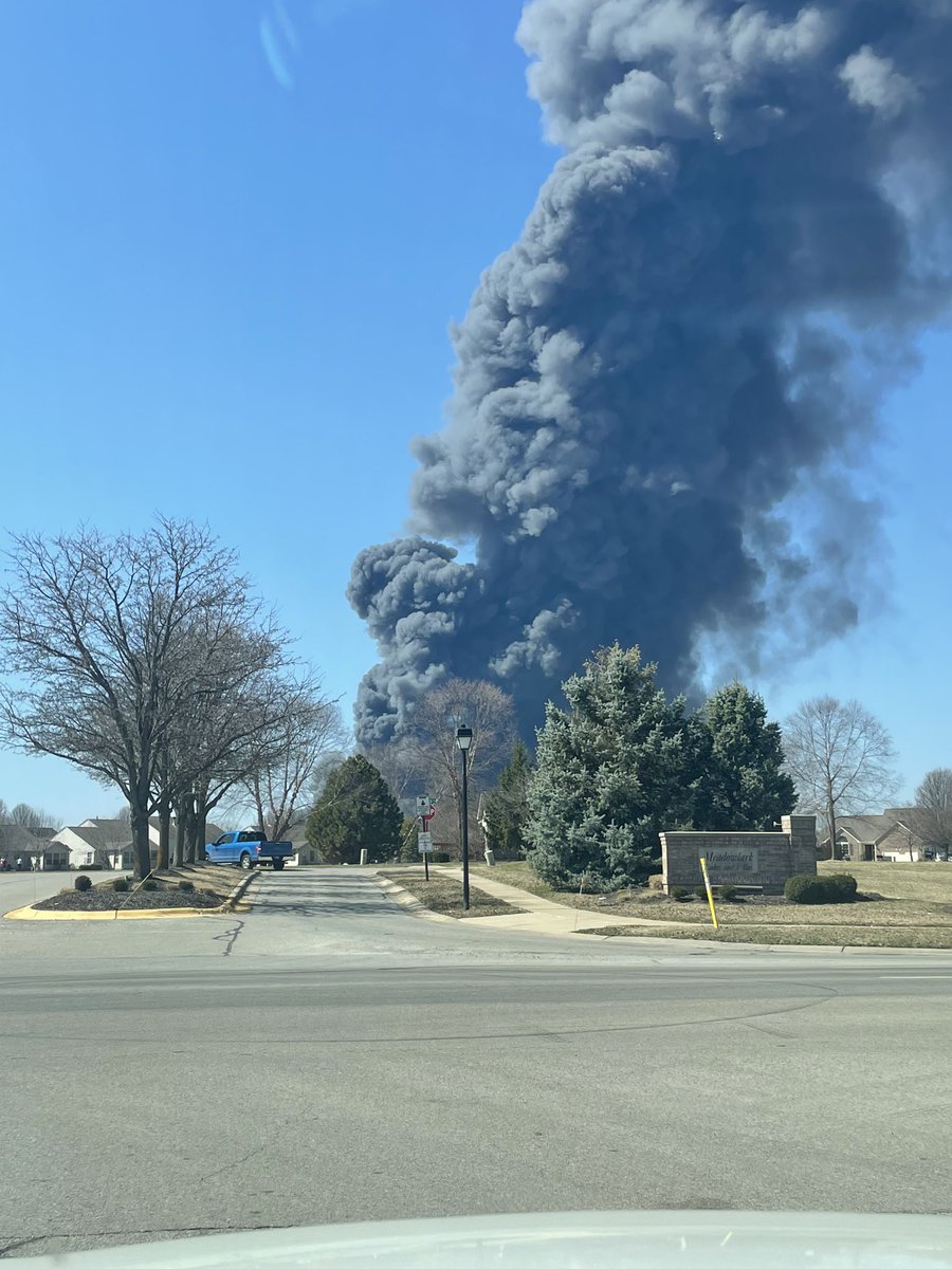 CFPalerts's tweet photo. Plainfield, IN *Mult Alarm* heavy fire in a 1Msf+ Walmart Distribution Center. Earlier Mayday now cleared. Tilt-up constructions walls collapsing. #INfire https://t.co/cokmbQVu9N
