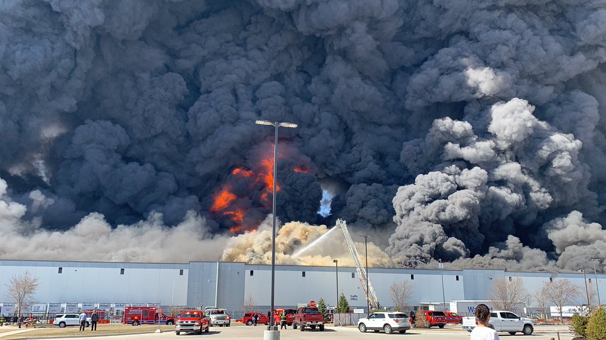 CFPalerts's tweet photo. Plainfield, IN *Mult Alarm* heavy fire in a 1Msf+ Walmart Distribution Center. Earlier Mayday now cleared. Tilt-up constructions walls collapsing. #INfire https://t.co/cokmbQVu9N