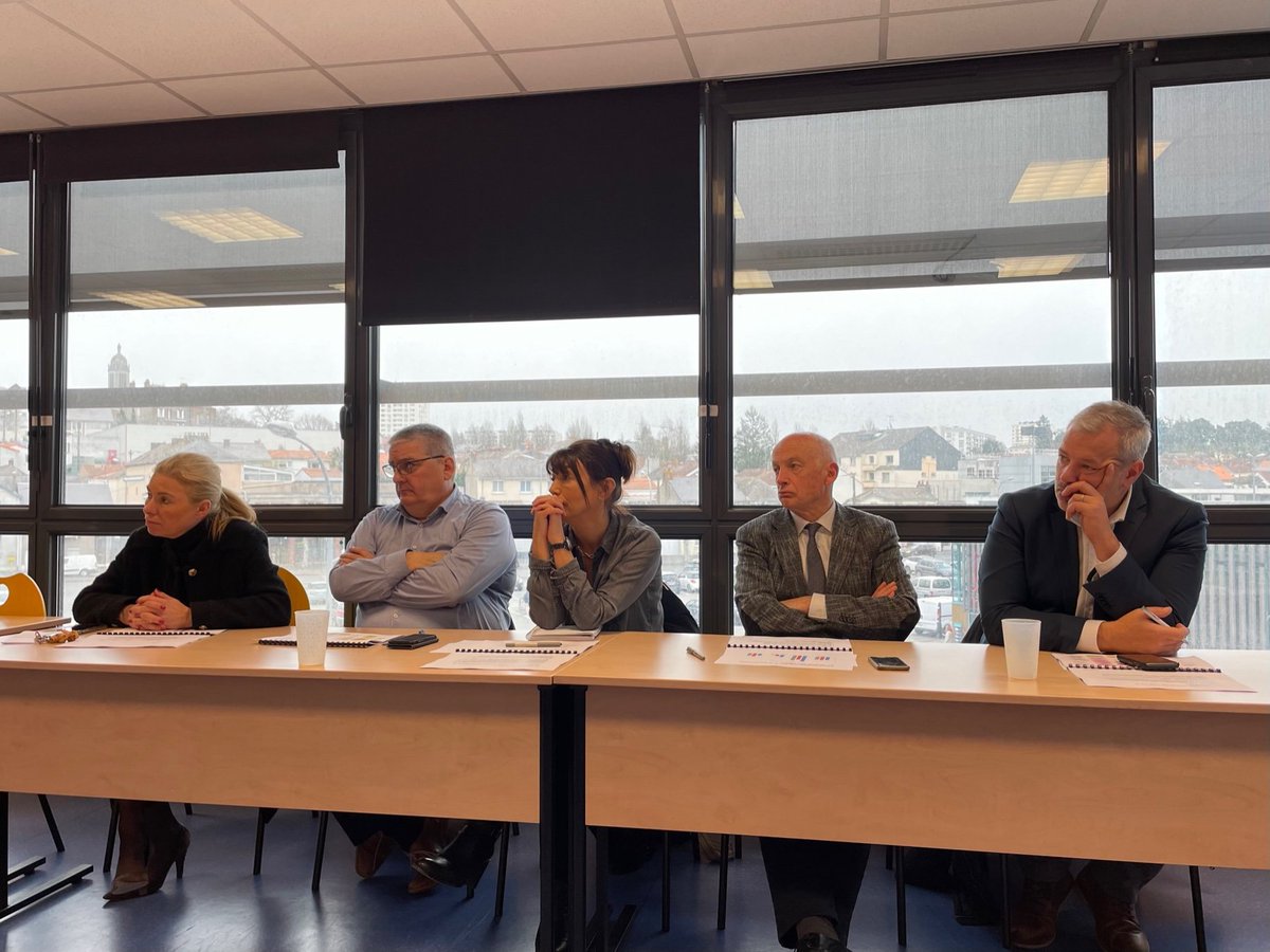 MPCHESNEAU's tweet photo. Visite à la Maison Départementale des Solidarités (MDS) du Choletais: la Présidente  Florence Dabin et les élus Départementaux à l'écoute des #professionnels : interconnaissance, échanges pour comprendre les missions et les enjeux de ce territoires #Prévention @Maine_et_Loire https://t.co/gwzb137WMH