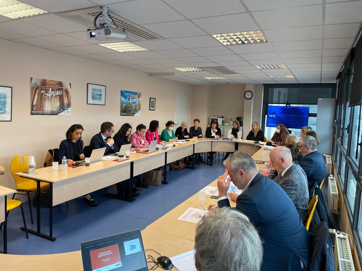 MPCHESNEAU's tweet photo. Visite à la Maison Départementale des Solidarités (MDS) du Choletais: la Présidente  Florence Dabin et les élus Départementaux à l'écoute des #professionnels : interconnaissance, échanges pour comprendre les missions et les enjeux de ce territoires #Prévention @Maine_et_Loire https://t.co/gwzb137WMH